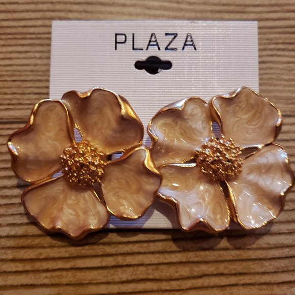 PLAZA blossom shape metal beige/gold tone clip-ons - NEW - Picture 1 of 1